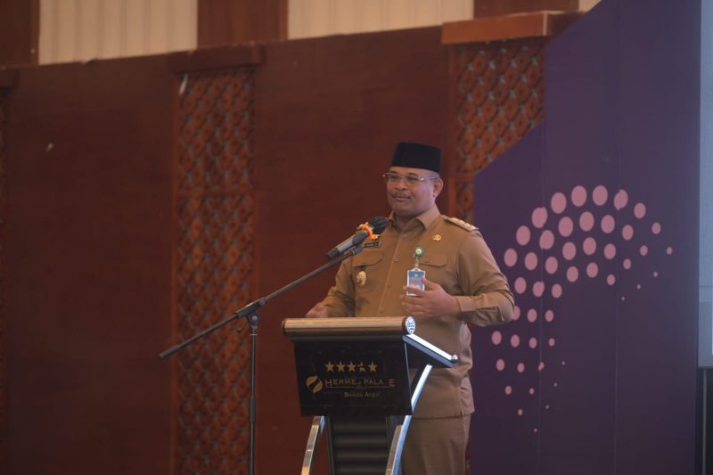 Penjabat Gubernur Aceh, Dr. H. Safrizal ZA, M.Si, menjadi pembicara dalam Aceh Youth Business Forum 2024 yang digelar DMPTSP Aceh, Senin (9/12/2024). Foto: dok. Prokopim Setda Aceh