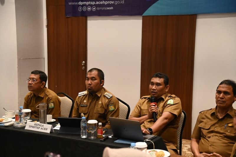 Kadis DPMPTSP Aceh Muhammad Iswanto, S.STP MM pimpin rapat Koordinasi Strategi Pencapaian Target Realusasi Investasi Aceh Tahun 2024 di salah satu Hotel Banda Aceh, Senin, (09/12/2024). Foto: dok. MC Aceh Besar