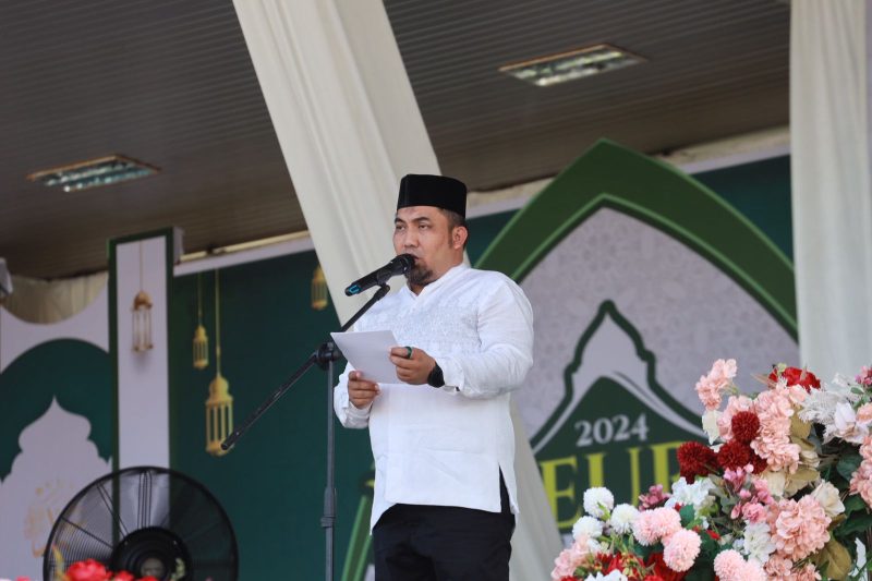 Pj Bupati Aceh Besar Muhammad Iswanto, S.STP MM saat menyampaikan sambutan dalam acara peringatan Maulid Nsbi Muhammad SAW di Lapangan Bungong Jeumpa, Kota Jantho, Aceh Besar, Senin (09/12/2024). Foto: dok. MC Aceh Besar