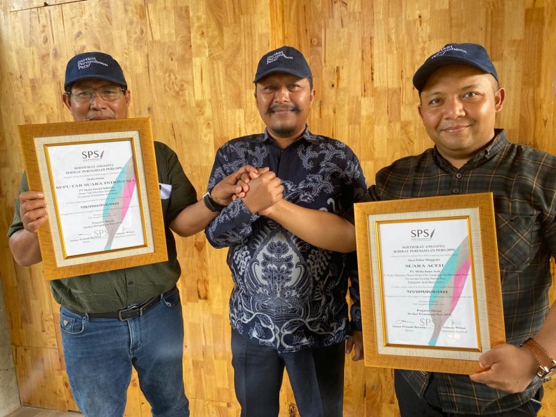 Ketua SPS Aceh Mukhtaruddin Usman,SE menyerahkan Sertifikat Anggota SPS kepada Anggota Perwakilan SPS Aceh berlangsung di Kantor SPS Aceh, Banda Aceh, Selasa (10/12/2024). Foto: Dok. SPS Aceh.