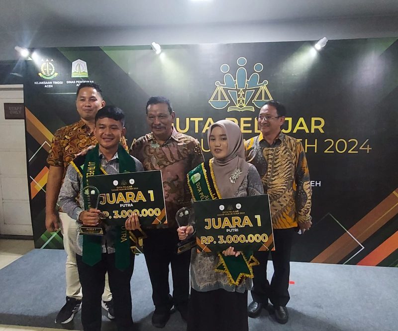 Duta Pelajar Sadar Hukum 2024 setelah mengikuti seleksi ketat yang diselenggarakan oleh Kejaksaan Tinggi (Kejati) Aceh bekerja sama dengan Dinas Pendidikan Aceh di Hotel Grand Nanggroe, Banda Aceh, Selasa (10/12/2024). (Humas Kejati Aceh).