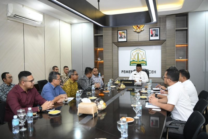 Pj. Gubernur Aceh, Dr. H. Safrizal ZA, M.Si saat menerima audiensi PT. PEMA terkait pembahasan laporan perkembangan project geothermal pada wilayah kerja panas bumi seulawah agam, Pada Rabu (11/12/2024). Foto: Dok. Humas PT PEMA