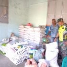 Sertu Triyono Babinsa 01 Muara Tiga, saat mengecek ketersediaan pupuk di salah satu kios penyalur Gampong Suka Jaya, Kecamatan Muara Tiga, Kabupaten Pidie, Kamis (12/12/2024) (Foto.Dok Koramil 01).