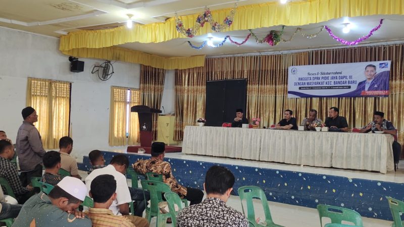 Anggota DPRK Pidie Jaya Dapil 3 (Tiga), T. Guntara saat melaksanakan Rises dan bersilaturahmi dengan masyarakat Bandar Baru. Foto: Dok. Muhammad Rissan/NOA.co.id