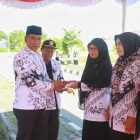 Pj Bupati Pidie, Drs Samsul Azhar saat menyerahkan penghargaan kepada Lima guru di Pidie, pada HUT PGRI ke 79, Jumat (13/12/2024) (Foto.Amir Sagita.NOA.co.id).