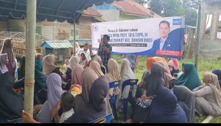 Anggota DPRK Pidie Jaya Dapil 3 Kecamatan Bandar Baru, T. Guntara, SH saat mengelar Silaturahmi dengan kaum hawa di kediamanya Gampong Kide Leung Putu, Jumat, (13/12/2024). Foto: dok. Muhammad Rissan/NOA.co.id