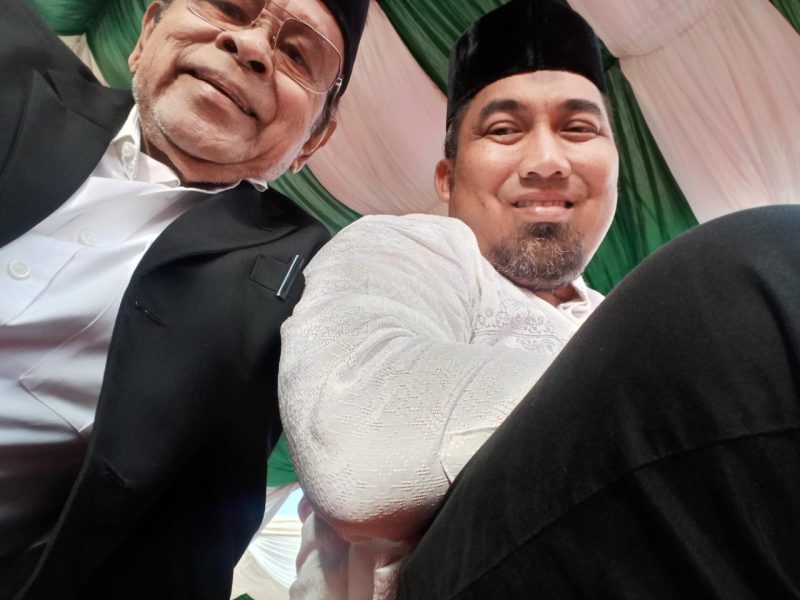 Pj Bupati Aceh Besar Muhammad Iswanto SSTP MM bersama Alm Karimum Usman, di Kota Jantho, beberapa waktu lalu. Foto: Dok. Pemkab Aceh Besar