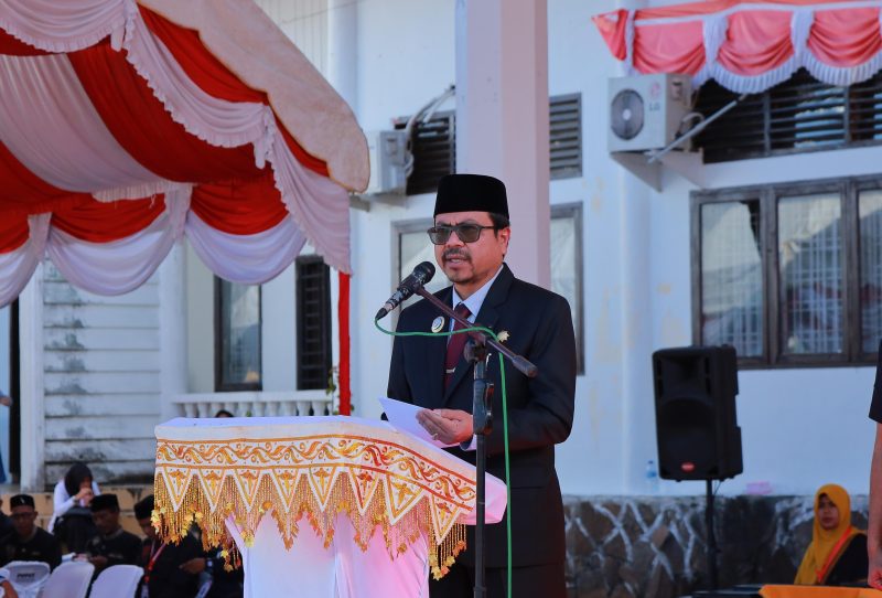 Penjabat (Pj) Bupati Aceh Barat, Azwardi, AP, M.Si, saat memimpin upacara peringatan Hari Ulang Tahun (HUT) ke-79. Foto: dok. Diskominsa Aceh Barat