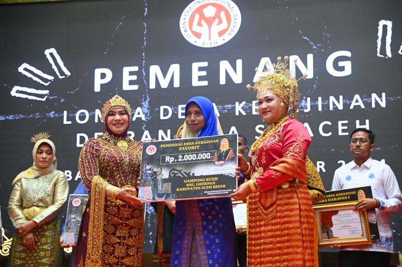 Ketua Dekranasda Aceh Besar, Cut Rezky Handayani, S.I.P., MM, dampingi Nur Aini, pengrajin anyaman pandan untuk menerima penghargaan lomba kerajinan Dekranasda Tahun 2024 pada Peringatan Hari Ibu ke-96 di Anjong Mon Mata, Banda Aceh, Selasa (17/12/2024). Foto: dok. MC Aceh Besar