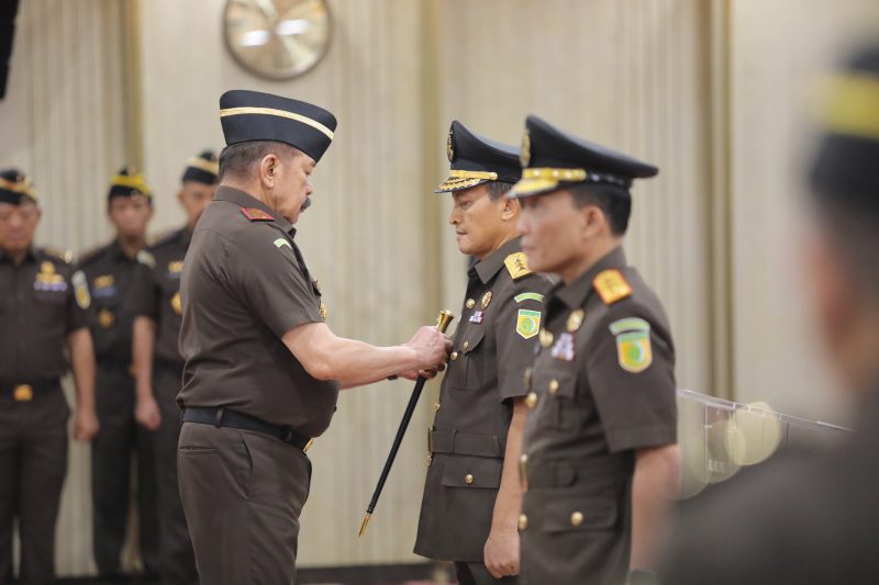 Jaksa Agung ST Burhanuddin memimpin prosesi pelantikan dan pengambilan sumpah jabatan dua pejabat eselon I di lingkungan Kejaksaan Republik Indonesia, di Aula Lantai 11 Gedung Utama Kejaksaan Agung, Jakarta, Rabu (18/12/2024). (Foto : Puspenkum Kejagung RI).