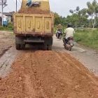 Penimbunan ruas jalan rusak di lintasan Alue Ie Puteh, Kecamatan Baktiya - Blang Geulumpang, Kecamatan Seunuddon, Aceh Utara, tepatnya di Gampong Matang Raya Barat, Kecamatan Baktiya, Sabtu (21/12/2024). (Foto: NOA.co.id/IST).