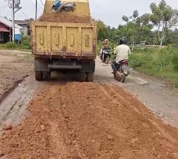 Penimbunan ruas jalan rusak di lintasan Alue Ie Puteh, Kecamatan Baktiya - Blang Geulumpang, Kecamatan Seunuddon, Aceh Utara, tepatnya di Gampong Matang Raya Barat, Kecamatan Baktiya, Sabtu (21/12/2024). (Foto: NOA.co.id/IST).