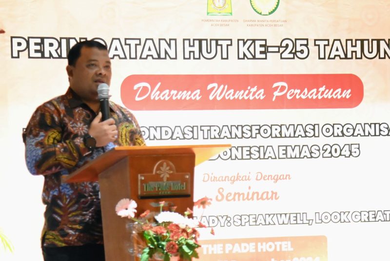 Penasehat DWP Aceh Besar Drs Sulaimi M.Si menyampaikan sambutan pada acara HUT Darma Wanita Persatuan (DWP) Aceh Besar Ke-25 di Hotel The Pade, Kecamtan Darul Imarah, Aceh Besar, Sabtu (21/12/2024). Foto: dok. MC Aceh Besar