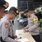 Kapolres Aceh Utara Kapolres AKBP Nanang Indra Bakti, S.H., S.I.K., melakukan pemeriksaan senjata api (senpi) dinas dan amunisi yang digunakan personelnya, di halaman Mapolres setempat, Senin (23/12/2024).(Foto: NOA.co.id/IST).