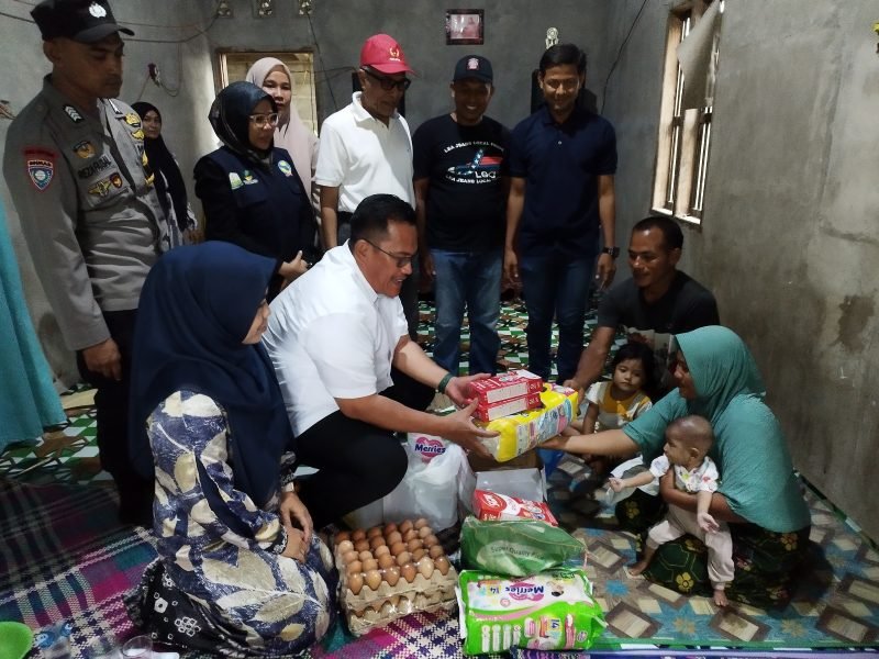 Pj Bupati Pidie Jaya Dr HT Ahmad Dadek SH, MH saat menyantuni bayi Niraisyah (7 bulan) yang mengalami bibir sumbing di Gampong Ara Kecamatan Bandar Baru, Kabupaten Pidie Jaya pada Minggu (22/12/2024). Foto: dok. Prokopim Pemkab Pidie Jaya