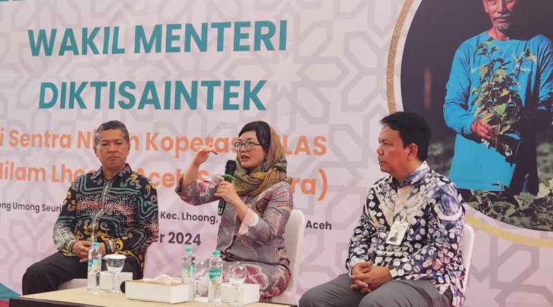 Regional CEO BSI Aceh ( Wachjono) bersama Wakil Menteri Diktisaintek (Prof. Stella Christie, Ph.D) dan Rektor Universitas Syiah Kuala (Prof. Dr. Ir. Marwan) dalam agenda kunjungan Wamen di Desa Nilam BSI. Foto: BSI Aceh