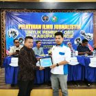 Ketua PWI Pidie, Firman Zubir saat menyerahkan sertifikat kepada Salah seorang peserta pelatihan guru pembina OSIS se-Kabupaten Pidie, di Aula Suman Mart, Kota Sigli, Selasa (24/12/2024) (FOTO.Amir Sagita.NOA.co.id).