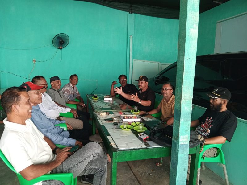 Wartawan senior Aceh Barat, Samsul Rizal saat menggelar Silaturahmi  Ngobar Bareng dengan sejumlah tokoh masyarakat di Desa Gampa, Aceh Barat, Rabu (25/12/2024). (Foto : Aprizali Munandar/NOA.co.id).