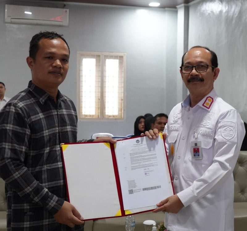 Kakanwil Kemenkum Aceh, Meurah Budiman (Pertama Kanan) turut hadir dalam acara penyerahan SK Remisi Khusus Hari Raya Natal di Rumah Tahanan Negara (Rutan) Kelas IIB Banda Aceh, Rabu (25/12/2024). (Foto : Humas Kanwil Kemenkum Aceh).