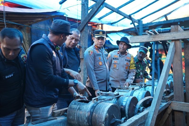 Kapolres Pidie, AKBP Jaka Mulyana saat melihat gelondong tambang emas illegal di Kecamatan Geumpang, Kabupaten Pidie, Kamis (26/12/2024) (Foto.Dok Humas Polres Pidie)