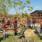 Kopda Saiful Bahri Babinsa Koramil 01/Muara Tiga, Kabupaten Pidie, saat bergotong royong bersama warga Gampong Cot, Sabtu (28/12/2024) (Foto.Amir Sagit.NOA.co.id)