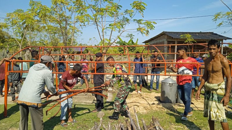 Kopda Saiful Bahri Babinsa Koramil 01/Muara Tiga, Kabupaten Pidie, saat bergotong royong bersama warga Gampong Cot, Sabtu (28/12/2024) (Foto.Amir Sagit.NOA.co.id)