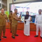 Pj Bupati Pidie, Drs Samsul Azhar, menyerahkan  dokumen BLUD kepada Kepala Puskesmas secara simbolis, Senin (30/12/2024) (Foto.Amir Sagita.NOA.co.id).