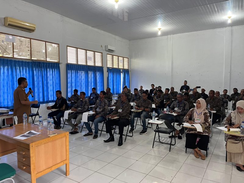 Camat Pidie, Mahdi,S.Sos saat menjelaskan pentingnya ilmu hukum dalam menjalankan roda pemerintahan Gampong, Senin (30/12/2024) (Foto.Amir Sagita.NOA.co.id)