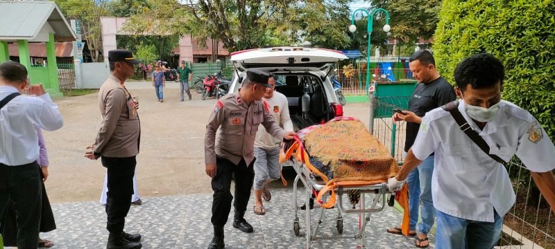 Jasad Abdul Wahab (75), warga Gampong Keude Geudong, Kecamatan Samudera, Aceh Utara yang ditemukan meninggal dunia di Sungai Keureuto, Gampong Paya Brandang, Kecamatan Tanah Luas, Aceh Utara dievakuasi ke Puskesmas Lhoksukon untuk dilakukan visum, Senin (30/12/2024) sore. (Foto: NOA.co.id/IST).
