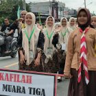 Kafilah dari Kecamatan Muara Tiga, mengikuti pawai pada MTQ ke XXXXVII tingkat Kabupaten Pidie, di Kecamatan Padang Tiji, Jumat (6/12/2024) (Foto.Amir Sagita.NOA.co.id).