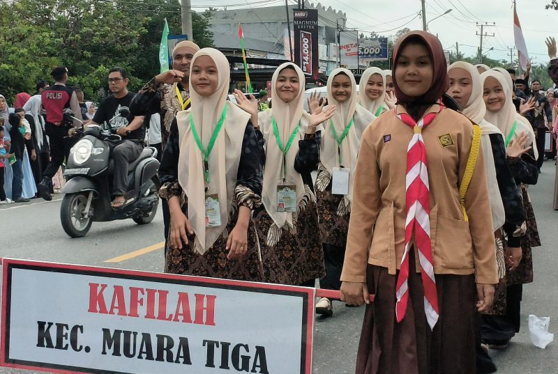 Kafilah dari Kecamatan Muara Tiga, mengikuti pawai pada MTQ ke XXXXVII tingkat Kabupaten Pidie, di Kecamatan Padang Tiji, Jumat (6/12/2024) (Foto.Amir Sagita.NOA.co.id).
