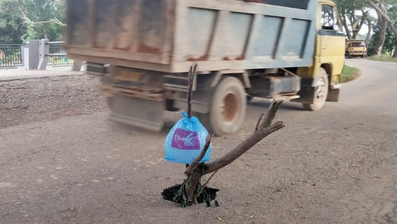 Lubang di jalan komplek perkantoran Kabupaten Aceh Barat Daya membahayakan pengguna jalan. (Foto. Teukunizar/NOA.co.id)
