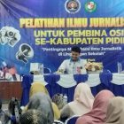 Pj Sekdakab Pidie, Jufrijal saat membuka pelatihan jurnalistik untuk guru pendamping OSIS se-Kabupaten Pidie, di Aula Suman Mart, Kota Sigli, Selasa (24/12/2024) (Foto.Amir Sagita. NOA.co.id). 