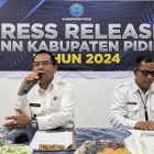 Kepala BNN Kabupaten Pidie, AKBP Fakhrul Rozi saat konferensi pers dengan awak media di kantor BNN setempat, Senin (30/12/2024) (Foto.Amir Sagita NOA.co.id)