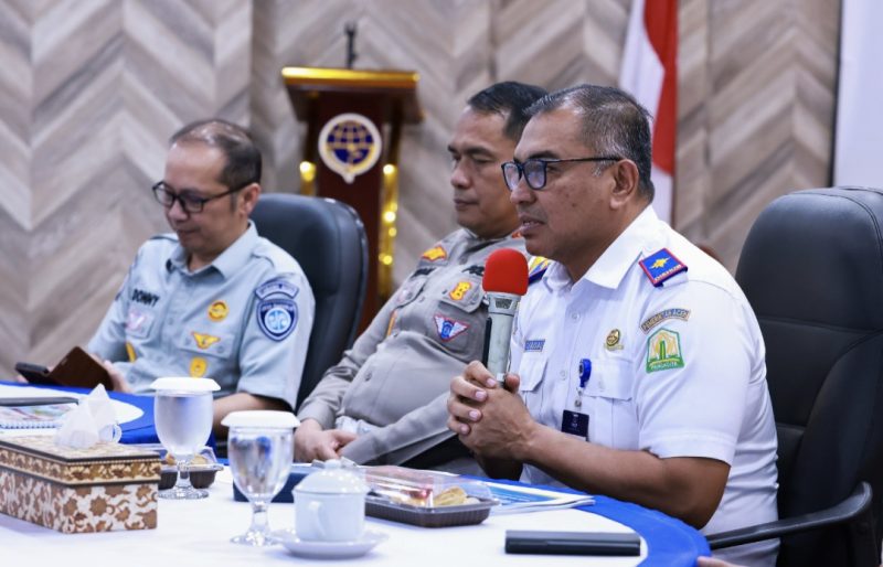 Kepala Dinas Perhubungan Aceh, Teuku Faisal saat memimpin Rapat koordinasi Forum Lalu Lintas dan Angkutan Jalan (LLAJ) di Aula Multimoda Dishub Aceh, Selasa, 10 Desember 2024. Foto: Dok. Diskominsa Aceh
