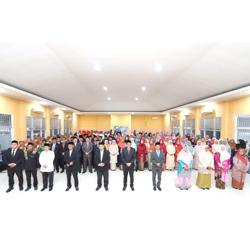 Disdikbud Kota Banda Aceh saat menggelar upacara Hari Guru Nasional (HGN) dan HUT PGRI ke-79, di Aula Tekkomdik, Senin (25/11/2024). Foto: Disdikbud Banda Aceh.