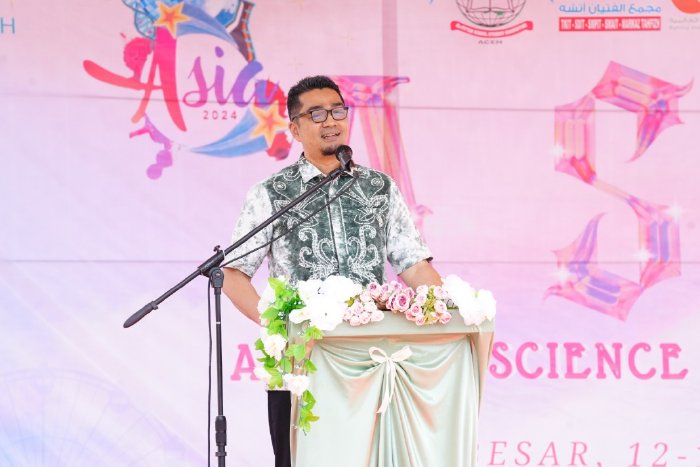 Kadisdik Aceh, Marthunis, ST., D.EA., membuka Al-Fityan Science Innovation and Art 2024 dan meluncurkan Penerimaan Peserta Didik Baru tahun ajaran 2025/2026. Selasa, 12 November 2024, di halaman Al-Fityan School Aceh, Kecamatan Ingin Jaya, Aceh Besar. Foto: Disdik Aceh