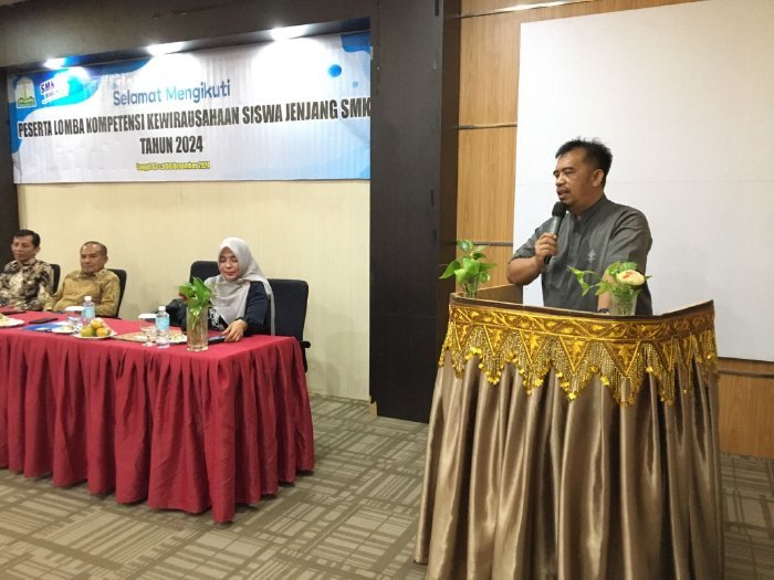 Kepala Bidang Pembinaan SMK, Dr. Asbaruddin, M.Eng mewakili Kepala Dinas Pendidikan Aceh membuka Lomba Kompetensi Kewirausahaan Siswa SMK Tingkat Provinsi Aceh. Selasa, Banda Aceh, 03 November 2024. Foto: dok. Disdik Aceh