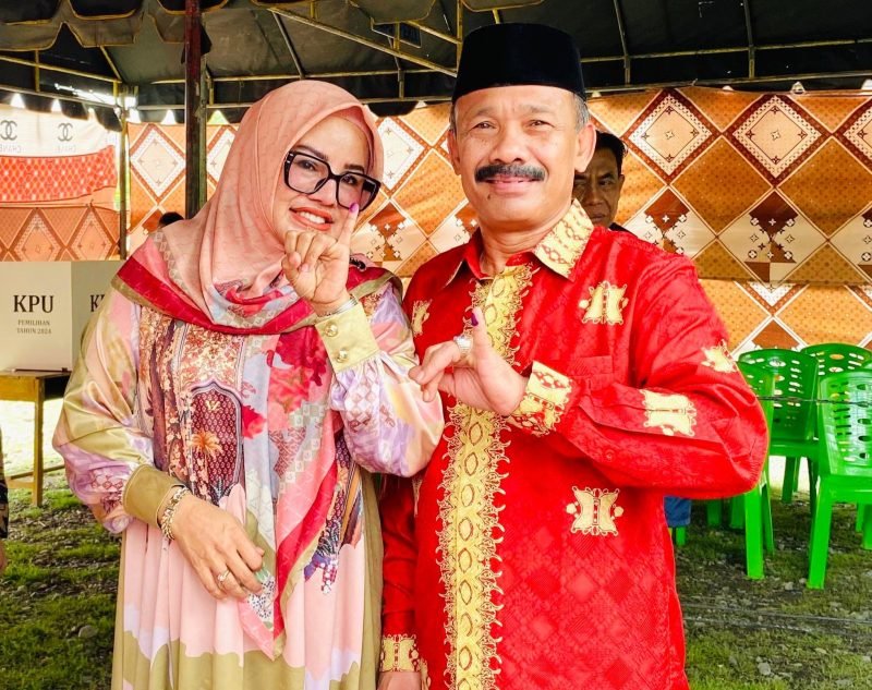 Bupati Pidie terpilih H.Sarjani Abdullah berfoto bersama istrinya, Rohana, (Foto.Amir Sagita.NOA.co.id).