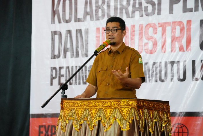 Kepala Dinas Pendidikan Aceh, Marthunis, ST, D.E.A., saat membuka kegiatan Job Fair dan Tracer Study yang digelar di Aula SMK Negeri 1, 2, dan 3 Banda Aceh, Selasa (19/11/2024). Foto: Disdik Aceh