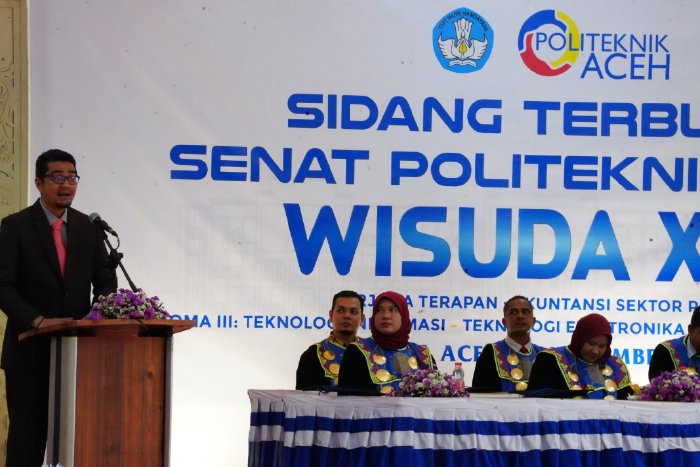 Kepala Dinas Pendidikan (Kadisdik) Aceh, Marthunis, S.T., D.E.A., saat memberikan sambutan dalam Sidang Terbuka Senat Wisuda XIV Politeknik Aceh yang berlangsung di Aula Rektorat Politeknik Aceh, Banda Aceh. Foto: Disdik Aceh