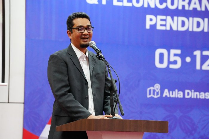 Kadisdik Aceh, Marthunis, S.T., D.E.A., saat membuka acara reuni mantan Kepala Dinas Pendidikan (Kadisdik) dan Ketua Majelis Pendidikan Aceh (MPA)/Majelis Pendidikan Daerah (MPD) se-Aceh di Aula Dinas Pendidikan Aceh pada Kamis malam (5/12/2024). Foto: Disdik Aceh