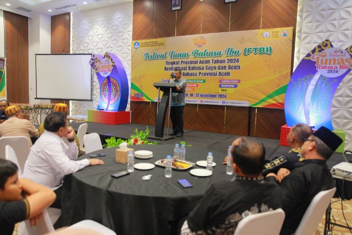 Kadisdikbud Aceh Besar Bahrul Jamil S.Sos, M.Si, memberi sambutan pada penutupan Festival Tunas Bahasa Ibu Tingkat Provinsi Aceh Tahun 2024, di Hotel Ayani, Kota Banda Aceh, Selasa (19/11/2024) malam. Foto: MC Aceh Besar.