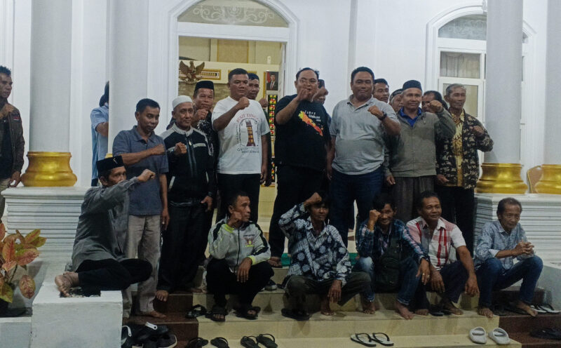 Pj Bupati Simeuleu dan Camat, Serta Kapolsek Teupah selatan, foto bersama dengan masyarakat desa Pasir Tinggi. Foto:dok. Argamsyah/Noa.co.id.