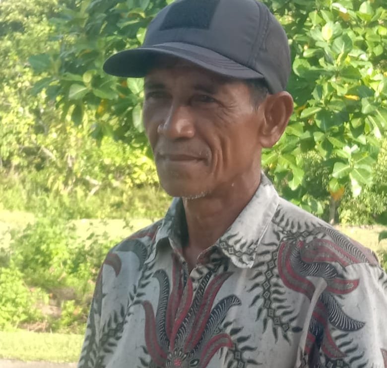 Lasuardi, Tokoh masyarakat dan juga Ketua kelompok 105 kk desa Pasir Tinggi Kecamatan Teupah Selatan. Foto:dok. Argamsyah/Noa.co.id.