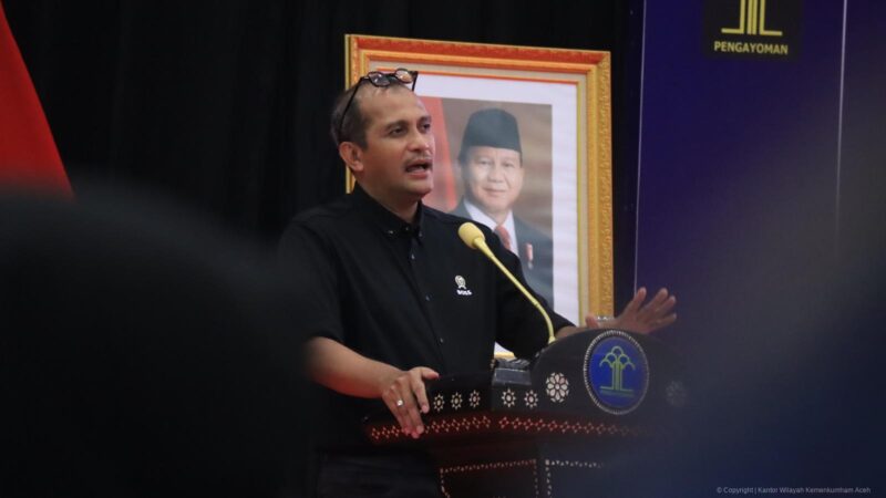 Wakil Menteri Hukum  Edward Omar Sharif Hiariej saat memberikan materi kunci dalam Webinar Sosialisasi UU Nomor 1 Tahun 2023 tentang KUHP di Auditorium Prof. Muladi, Politeknik Pengayoman Indonesia , Badan Pengembangan Sumber Daya Manusia (BPSDM) Hukum, Tangerang, Kamis (30/01/2025). (Foto : Kemenkum).