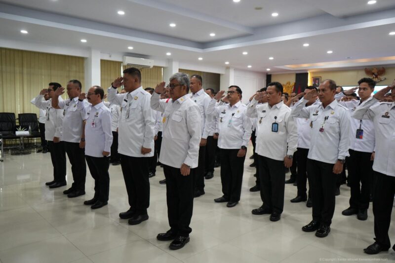 Apel Bersama awal tahun 2025 yang dilaksanakan secara virtual Kementerian Koordinator Bidang Hukum, Hak Asasi Manusia, Imigrasi dan Pemasyarakatan Indonesia di Aula Bangsal Garuda, Senin (6/1/2025). (Foto : Humas Kanwil Kemenkum Aceh).
