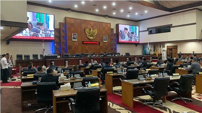 DPRA tetapkan 19 anggota Pansus Minerba dan Gas Aceh dalam rapat paripurna, di gedung dewan setempat, Senin (13/1/2025).