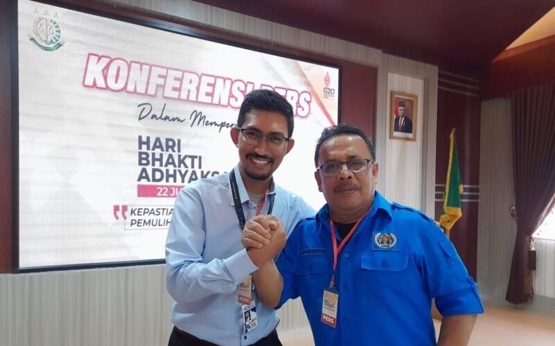 CEO kantor Berita NOA.co.id, Nazarullah saat foto bersama ketua PWI Aceh, Nasir Nurdin. Foto: Dok. Pribadi