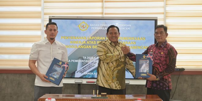 Plt. Sekda Aceh, Drs. Muhammad Diwarsyah, M.Si, saat menerima Laporan Hasil Pemeriksaan (LHP) yang diserahkan oleh Kepala BPK-RI Perwakilan Provinsi Aceh Triyantoro, di Kantor BPK-RI Perwakilan Provinsi Aceh, Banda Aceh, Jum'at (3/1/2025).